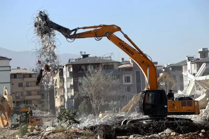 Hatay'da Ağır Hasarlı Binaların Yıkımı Devam Ediyor