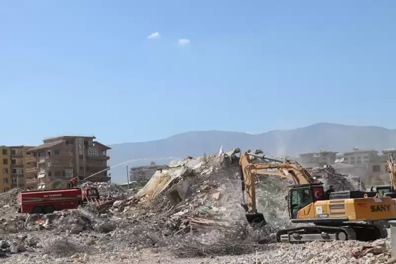 Hatay'da Ağır Hasarlı Binaların Yıkımı Devam Ediyor