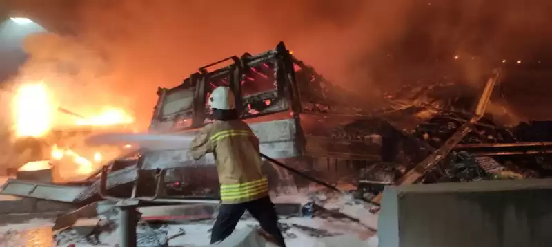 Hatay'da Gişe Bariyerine çarpıp Alev Alan Tırın Sürücüsü Yaralandı 