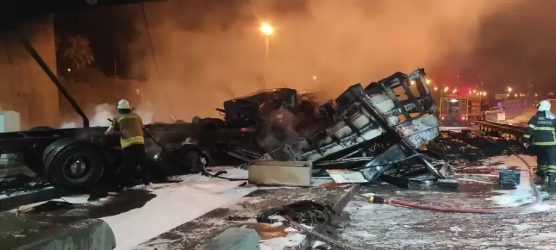 Hatay'da Gişe Bariyerine çarpıp Alev Alan Tırın Sürücüsü Yaralandı 