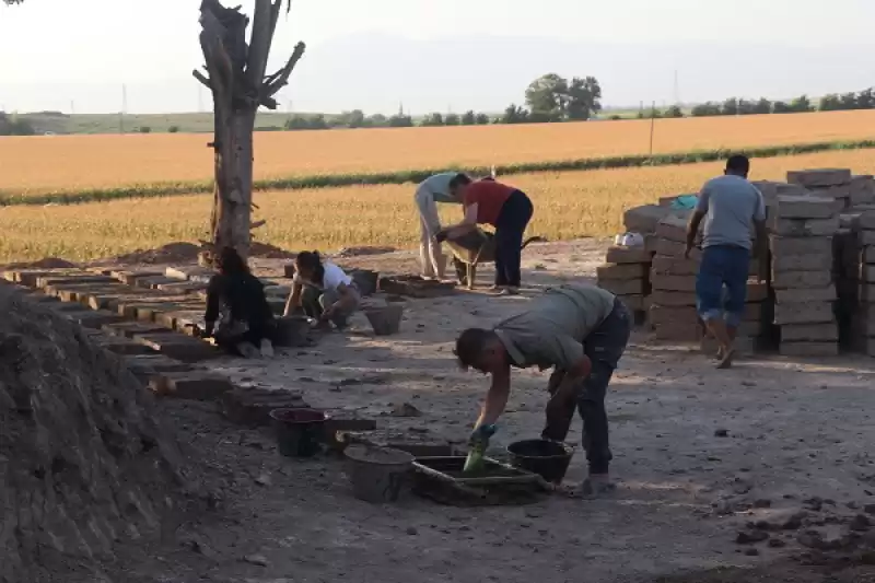  Hatay'da Depremlerden Etkilenen Aççana Höyük, Geleneksel Yöntemlerle Onarılıyor