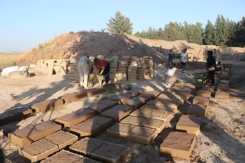  Hatay'da Depremlerden Etkilenen Aççana Höyük, Geleneksel Yöntemlerle Onarılıyor