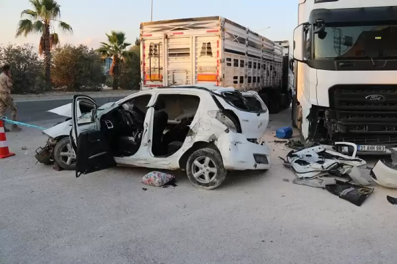 Hatay’da Park Halindeki Tıra çarpan Otomobildeki 2 Kişi Hayatını Kaybetti