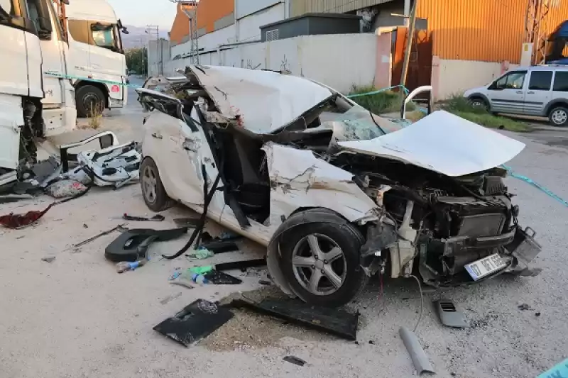 Hatay’da Park Halindeki Tıra çarpan Otomobildeki 2 Kişi Hayatını Kaybetti