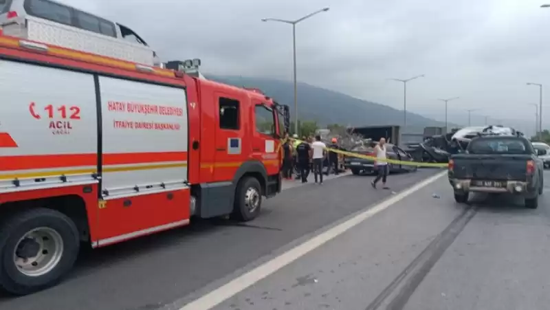 Hatay'da Devrilen Tıra Otomobil çarptı, 1 Kişi öldü, 2 Kişi Yaralandı