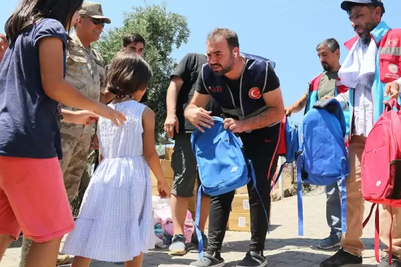 Hatay'daki Depremzedelere Kıyafet, Kırtasiye Ve Hijyen Kolisi Desteği 