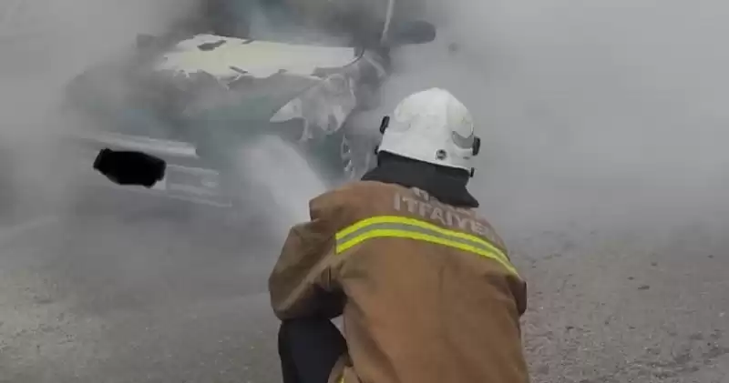 Hatay’da Seyir Halindeki Otomobil Yandı