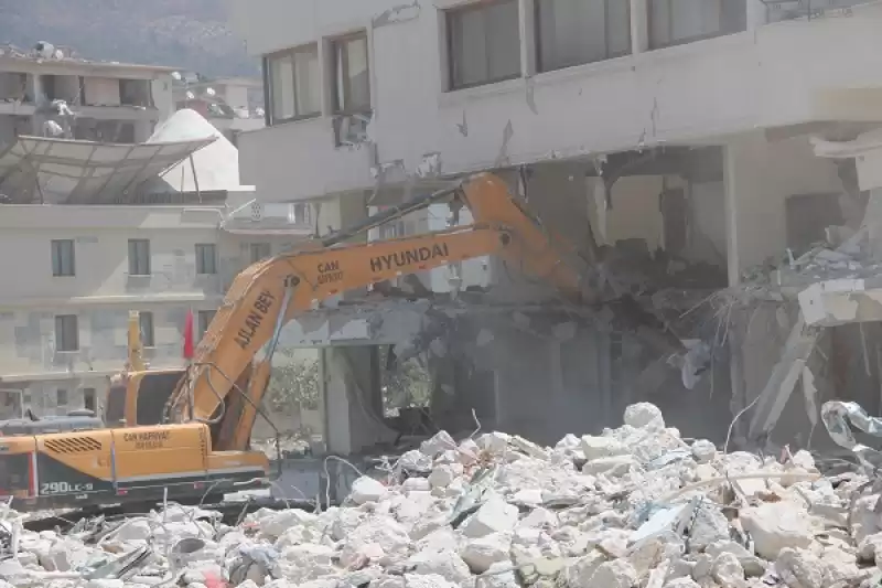 Depremlerden Etkilenen Hatay'da Ağır Hasarlı Binaların Yıkımı Sürüyor