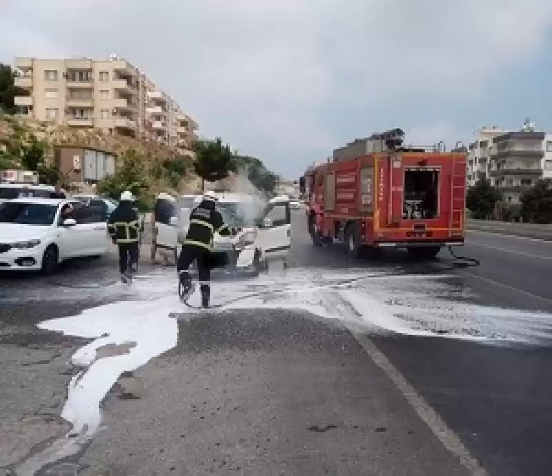 Hatay'da Hafif Ticari Aracın Motor Kısmı Yandı