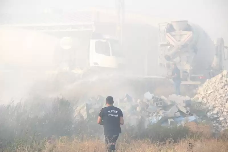 Hatay'da Boş Arazideki Hurdalar Yandı