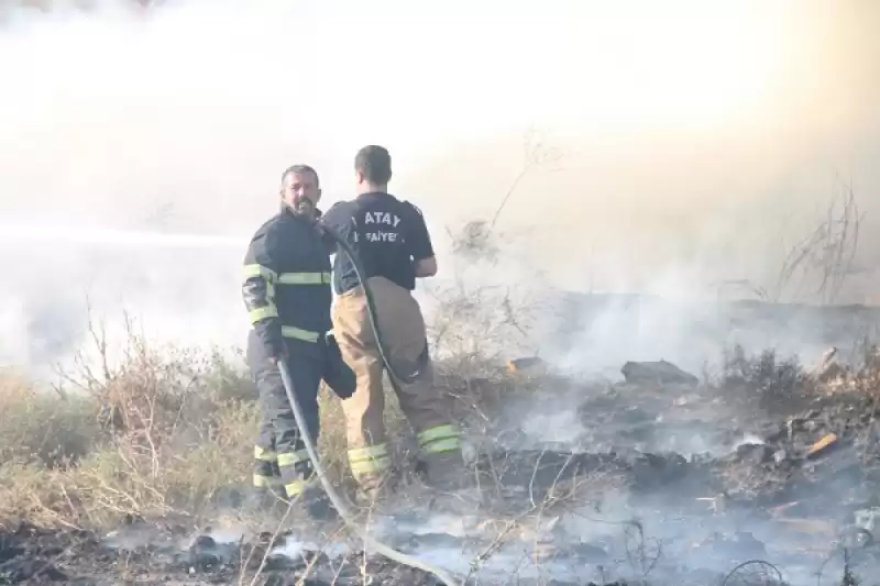 Hatay'da Boş Arazideki Hurdalar Yandı