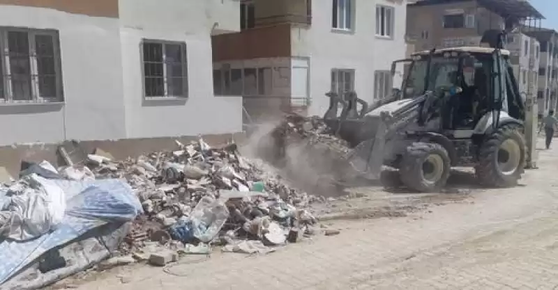 Antakya Belediyesi Moloz Ve Katı Atık Temizleme çalışmalarını Sürdürüyor 