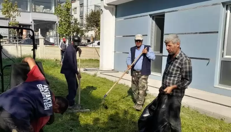 Antakya Belediyesi Park Ve Yeşil Alanlarında Bakım Yapıyor