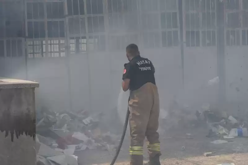 Hatay'da Iş Yerinin önündeki Malzemelerde çıkan Yangın Söndürüldü