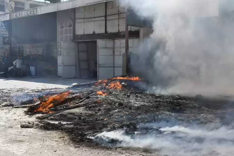 Hatay'da Iş Yerinin önündeki Malzemelerde çıkan Yangın Söndürüldü