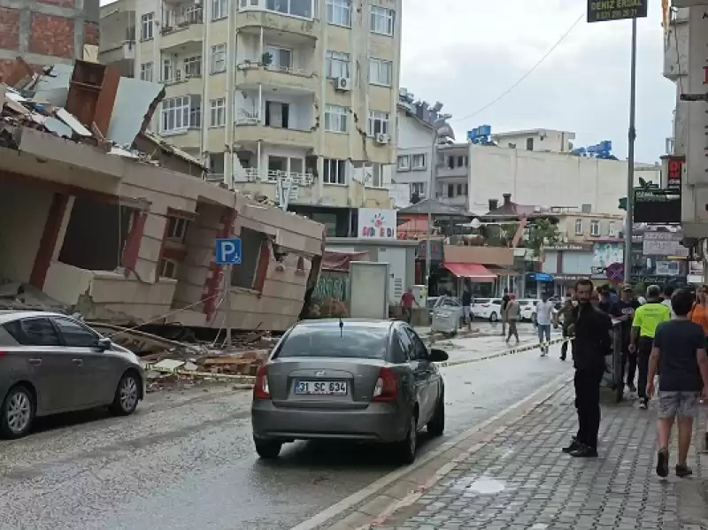 Hatay'da Depremlerde Hasar Alan Iki Katlı Bina çöktü