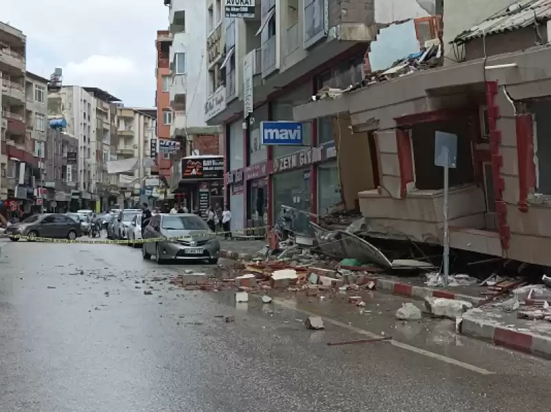 Hatay'da Depremlerde Hasar Alan Iki Katlı Bina çöktü