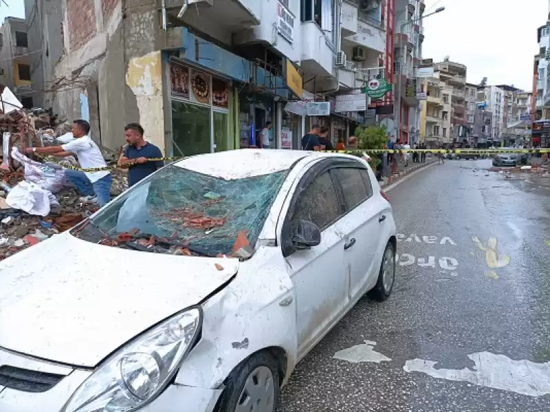 Hatay'da Depremlerde Hasar Alan Iki Katlı Bina çöktü