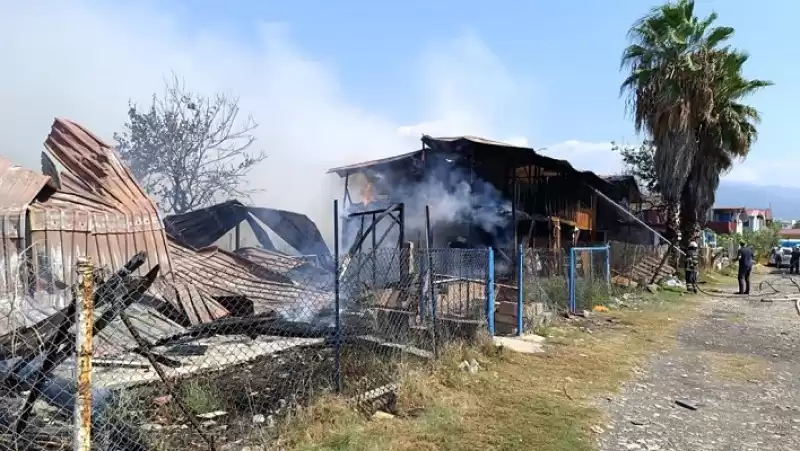 Dörtyol'da Barakalarda çıkan Yangın Söndürüldü 