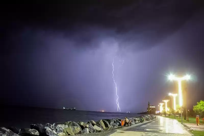 İskenderun Körfezi'nde şimşek