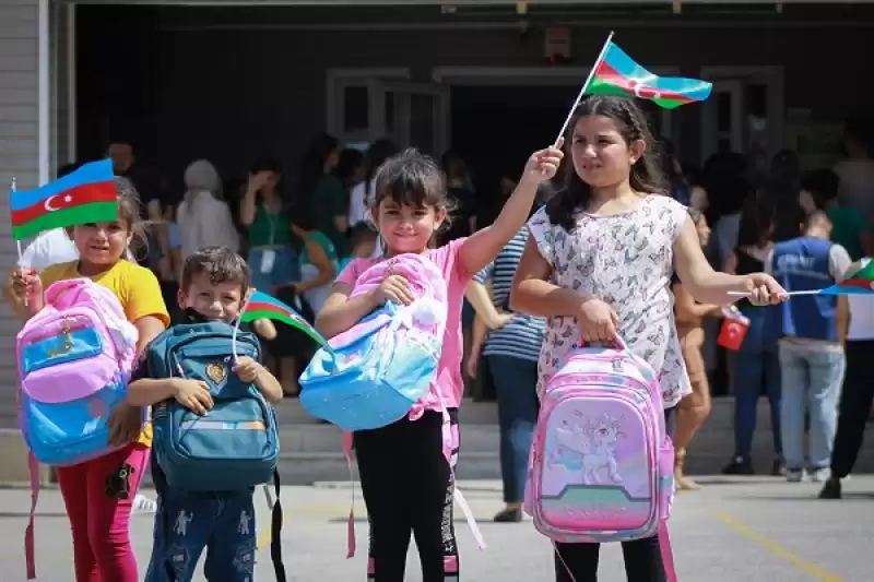 Azerbaycan'dan Hatay'daki Depremzede öğrencilere Kırtasiye Yardımı