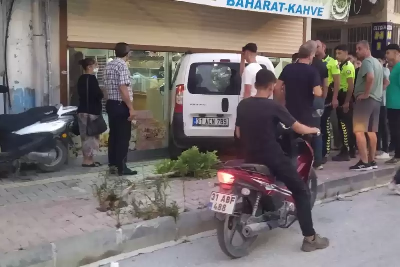 Hatay'da Hafif Ticari Araç Iş Yerine Girdi