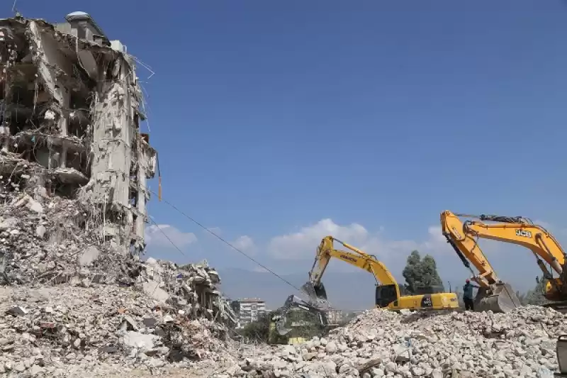 Depremlerden Etkilenen Hatay'da Ağır Hasarlı 8 Binanın Yıkımı Yapıldı