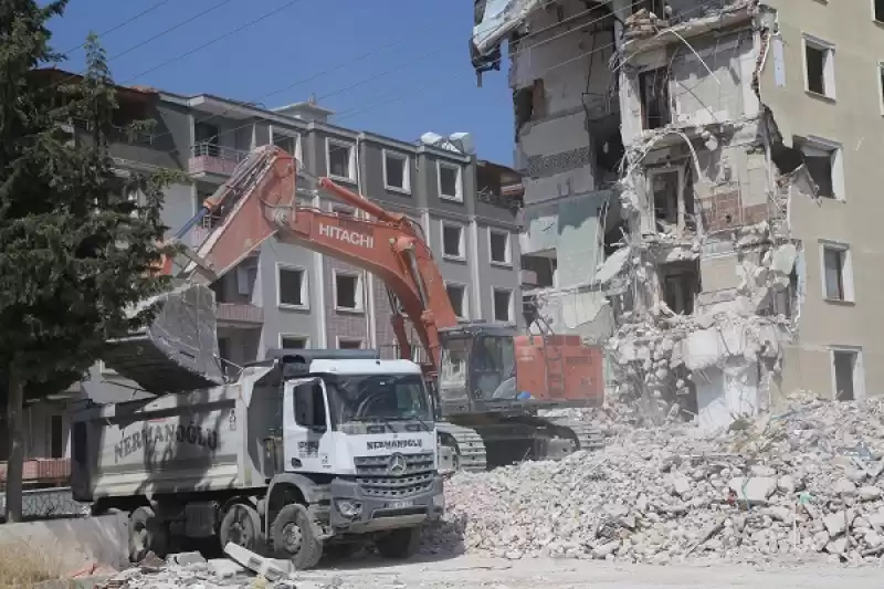 Depremlerden Etkilenen Hatay'da Ağır Hasarlı 8 Binanın Yıkımı Yapıldı