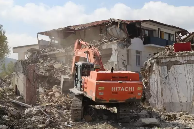 Depremlerden Etkilenen Hatay'da Ağır Hasarlı 8 Binanın Yıkımı Yapıldı