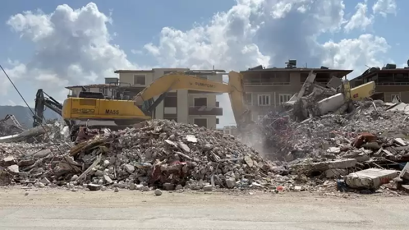 Hatay'da Ağır Hasarlı Binaların Kontrollü Yıkımı Devam Ediyor