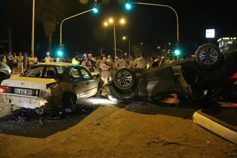 Hatay'da Zincirleme Trafik Kazasında 4 Kişi Yaralandı