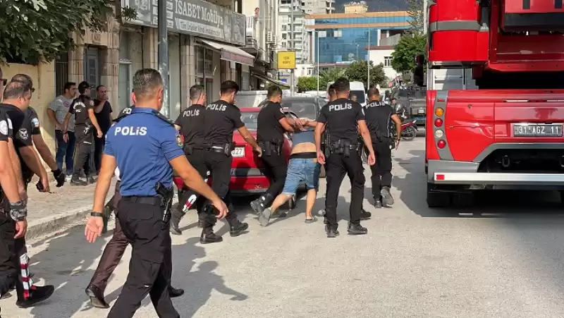 Hatay'da Annesini Balkondan Atmaya çalışan Zanlı Gözaltına Alındı