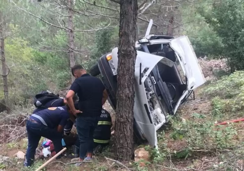 Hatay'da Uçuruma Yuvarlanan Otomobildeki 3 Kişi Yaralandı