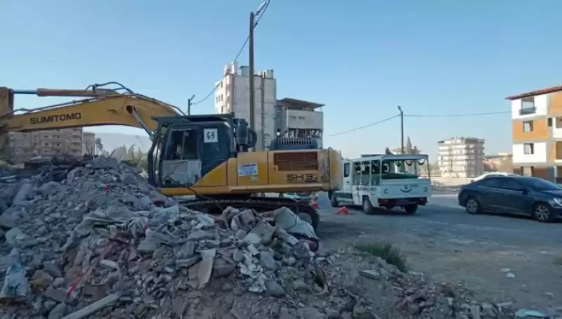 Antakya’da Yıkılan Binanın Temel Kazısında Ceset çıktı!