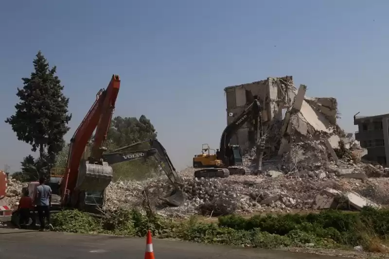 Hatay'da Ağır Hasarlı 9 Bina Kontrollü Yıkıldı