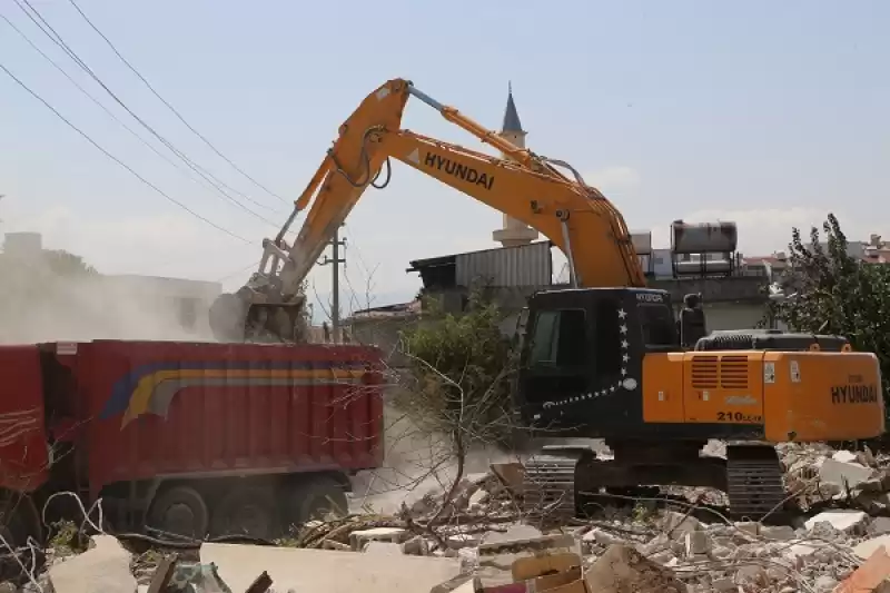 Hatay'da Ağır Hasarlı 9 Bina Kontrollü Yıkıldı