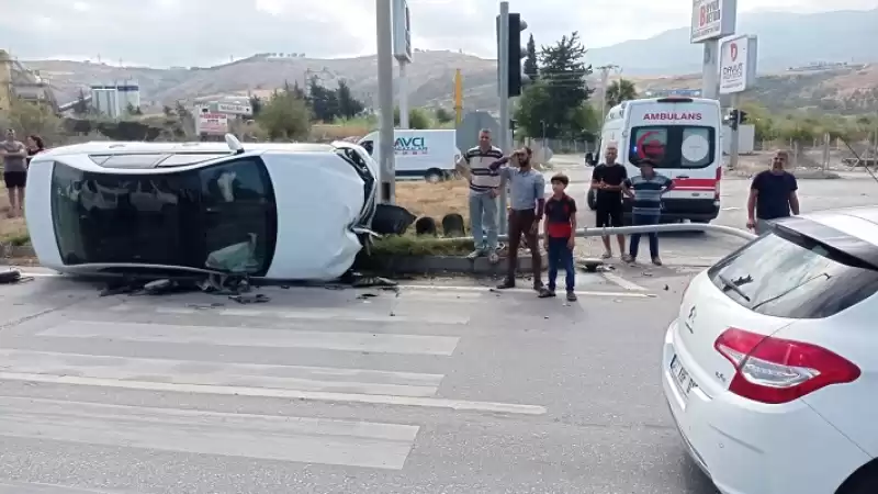 Freni Tutmayan Araç Direğe çarparak Durabildi!