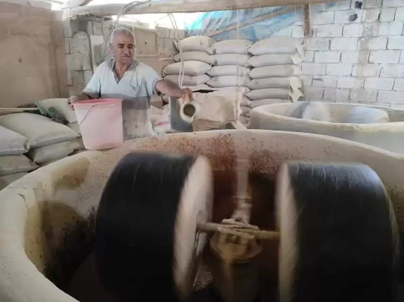 Amcasından Kalan Değirmende Geleneksel Yöntemlerle Un öğütüyor 