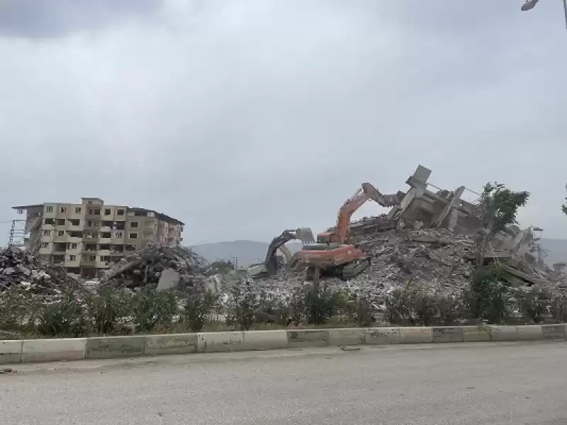 Hatay'da Ağır Hasarlı Binaların Kontrollü Yıkımı Sürüyor