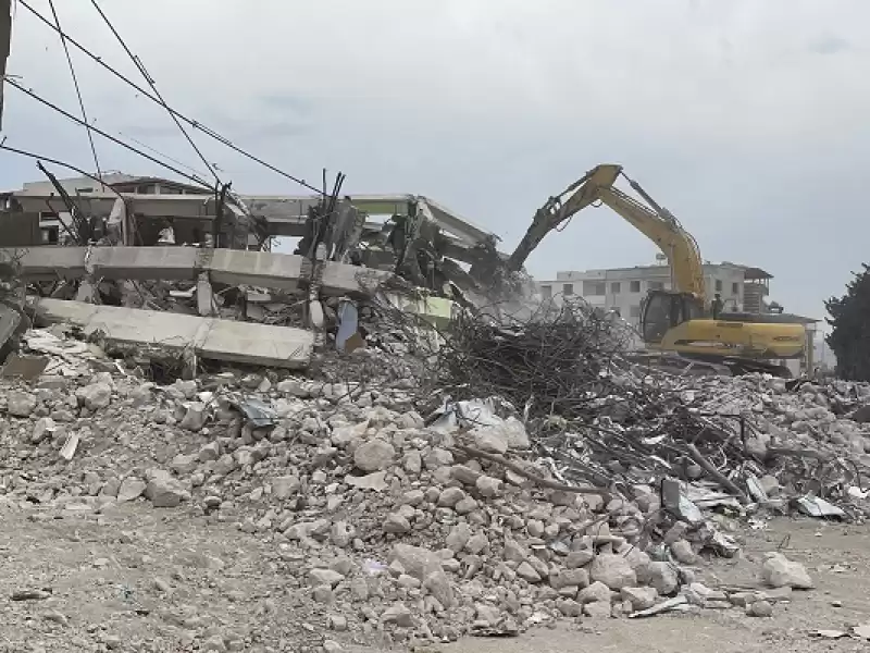 Hatay'da Ağır Hasarlı Binaların Kontrollü Yıkımı Sürüyor