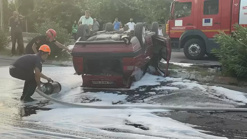 Hatay'da çarpışan Iki Otomobilin Sürücüleri Yaralandı