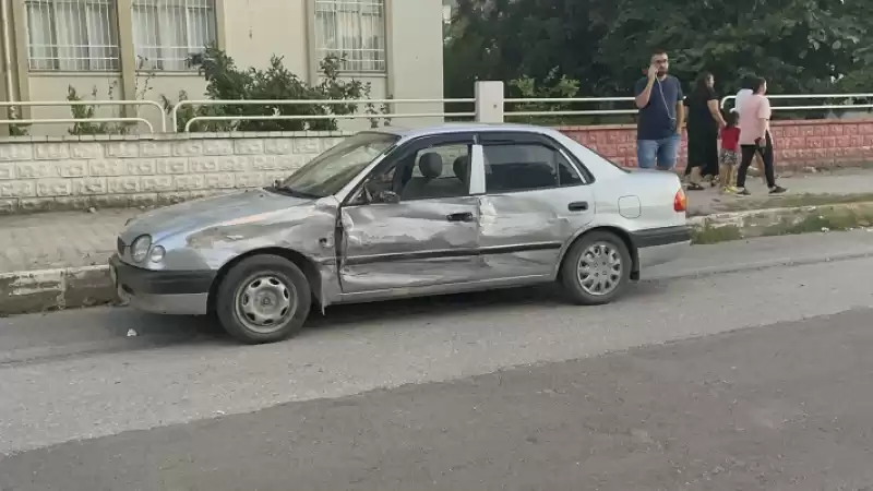 Hatay'da çarpışan Iki Otomobilin Sürücüleri Yaralandı