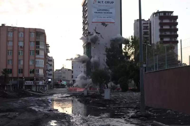 Hatay'da Ağır Hasarlı Binaların Kontrollü Yıkımı Sürüyor