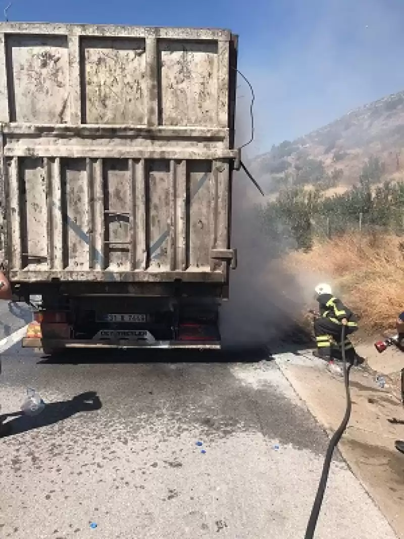 Hatay'da Seyir Halindeki Tır Yandı  