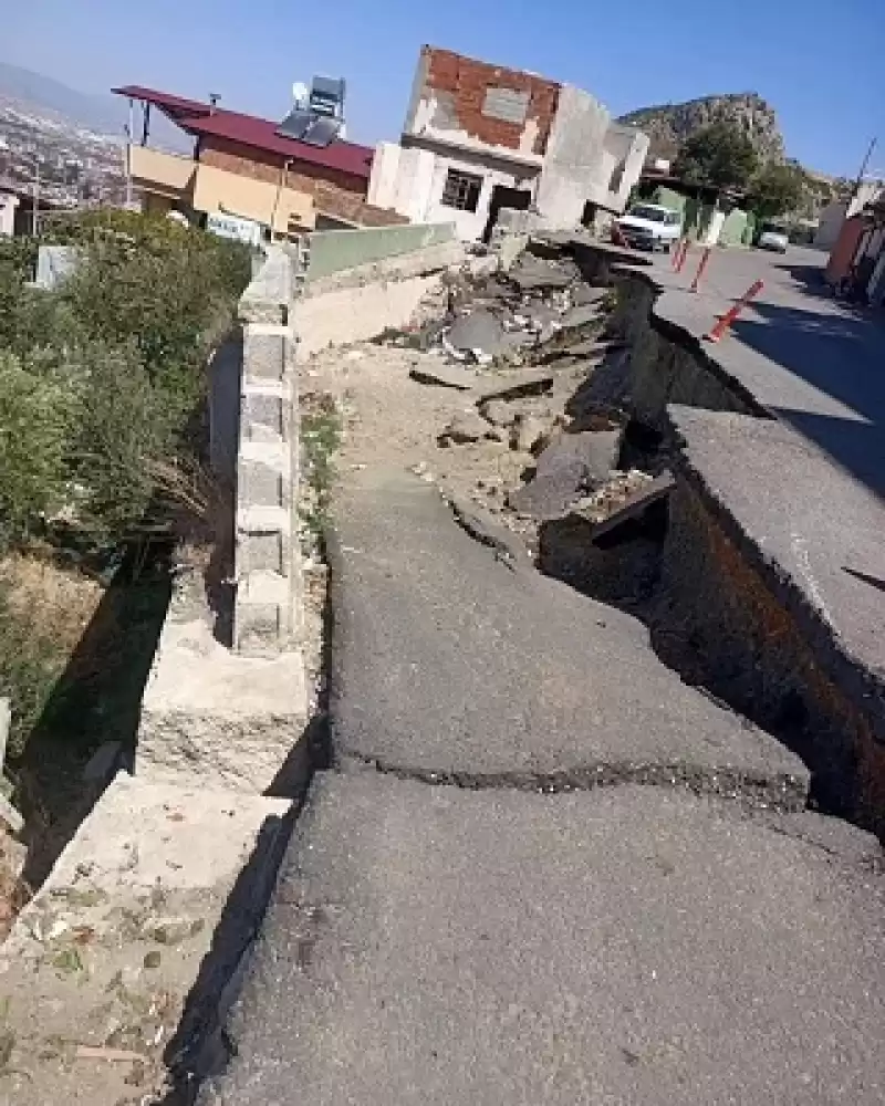 Deprem Sonrası çöken Yol Onarılmayı Bekliyor!