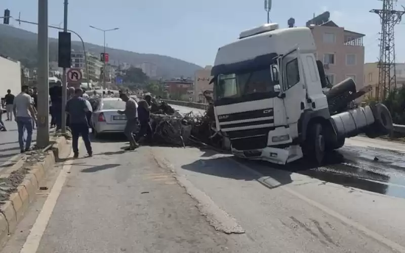 Hatay'da Hurda Inşaat Demiri Yüklü Tır Devrildi