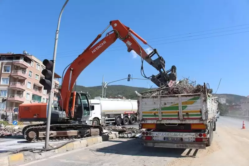 Hatay'da Hurda Inşaat Demiri Yüklü Tır Devrildi