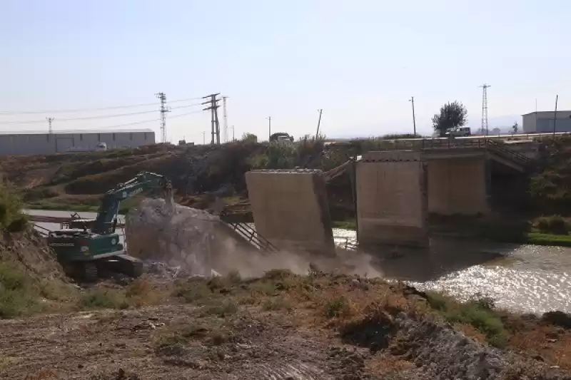 Hatay'da Ağır Hasarlı 4 Bina Ve Köprü Kontrollü Yıkıldı 