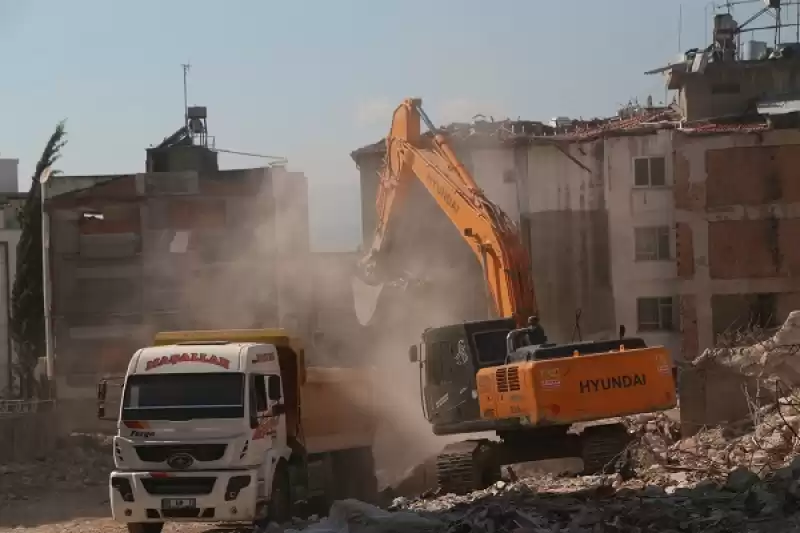 Hatay'da Ağır Hasarlı 4 Bina Ve Köprü Kontrollü Yıkıldı 