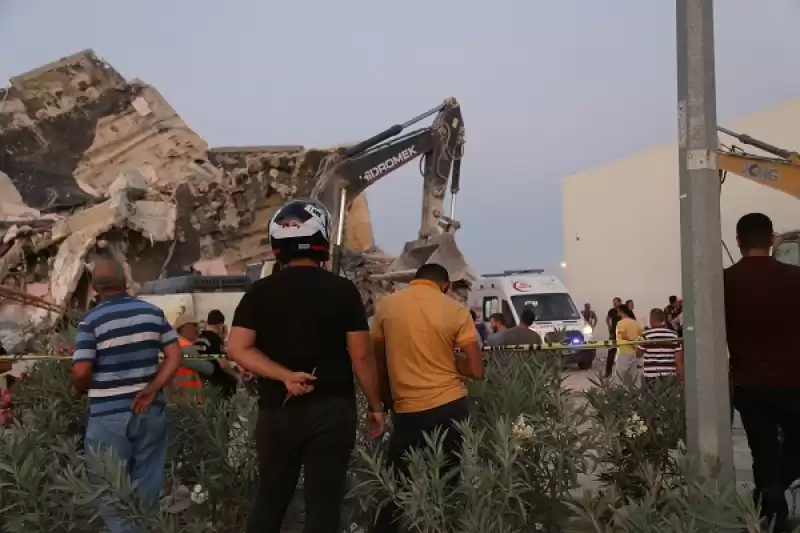 Hatay'da Yıkım Sırasında çöken Binanın Altında Kalan Iş Makinesi Operatörü öldü